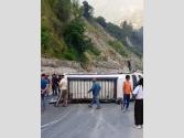 Himachal : Accident On Chandigarh -Manali Highway : चंडीगढ़-मनाली हाईवे पर पनारसा के समीप ट्रैवलर पलटी; पांच पर्यटक घायल, शीशे तोड़कर निकली सवारियां